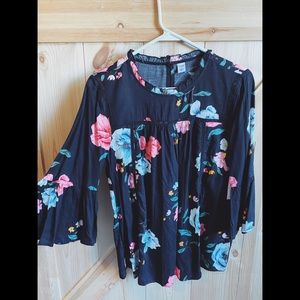 Old Navy floral top. NWT. Size Small.